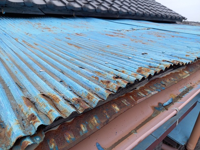 劣化したトタン屋根